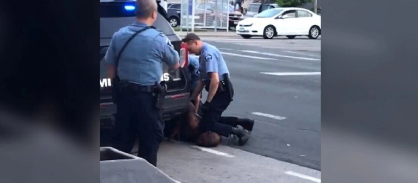 Στο «φως» νέο βίντεο για τη δολοφονία του Τζορτζ Φλόιντ - Τρεις αστυνομικοί είχαν γονατίσει πάνω του (βίντεο)